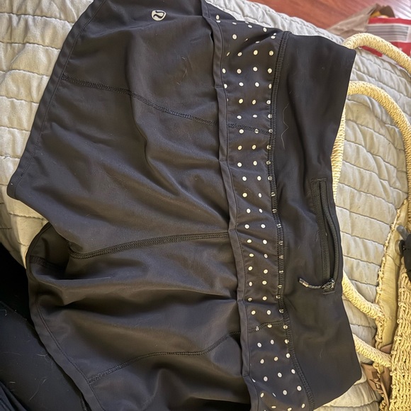 LULULEMON black speed reflective polka dot shorts 4 athletic fitness gym - Picture 3 of 5